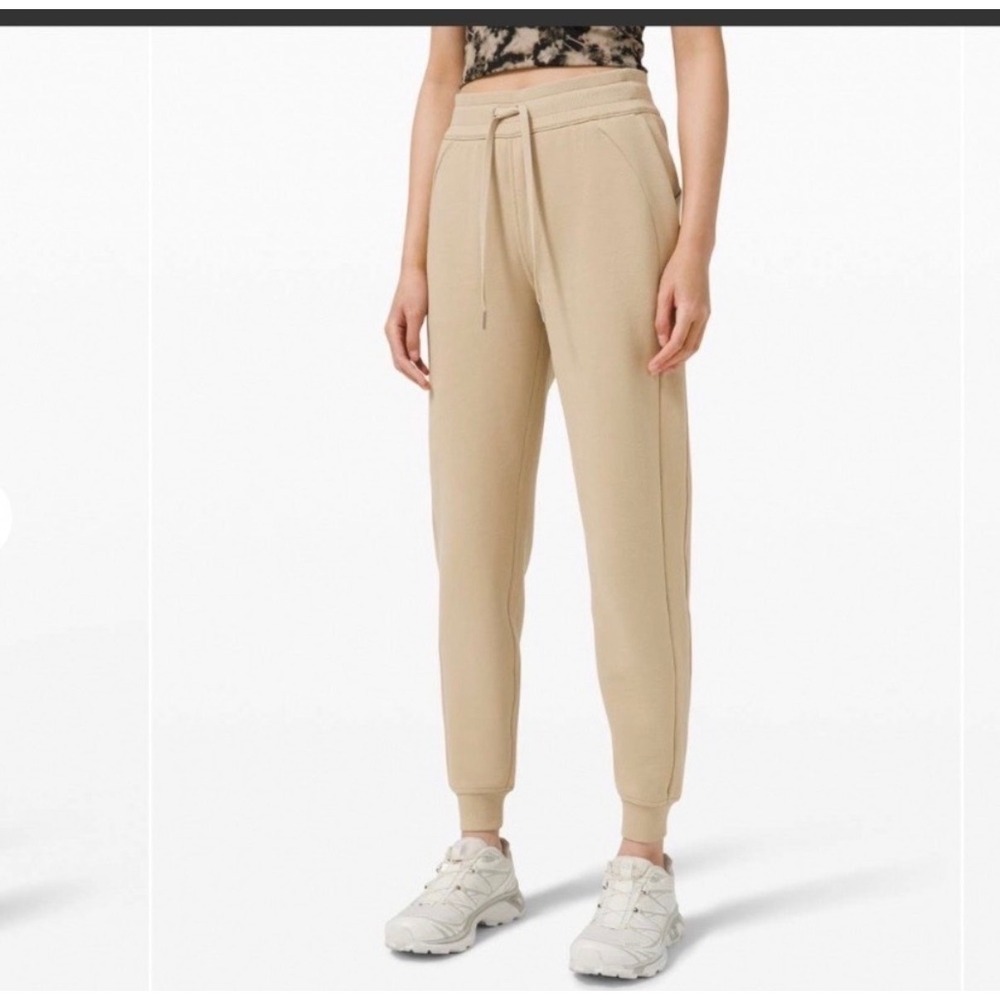 H4 Lululemon Scuba High-Rise Jogger Tan Beige Fleece Sweatpants‎ Size 8 Comfy
